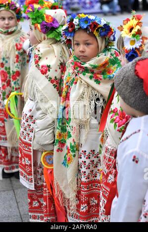 Cherkasy, Ucraina,Gennaio,14, 2014: i bambini vestiti in tradizionali abiti ucraino ha preso parte nella città del festival di Natale Foto Stock