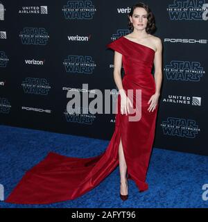 HOLLYWOOD e LOS ANGELES, CALIFORNIA, STATI UNITI D'America - 16 dicembre: attrice Daisy Ridley indossando un Oscar de la Renta dress arriva alla Premiere mondiale di Disney's "Star Wars: Il luogo di Skywalker" tenutasi presso l'El Capitan theater sul dicembre 16, 2019 a Hollywood e Los Angeles, California, Stati Uniti. (Foto di Xavier COLLIN/Image Press Agency) Foto Stock