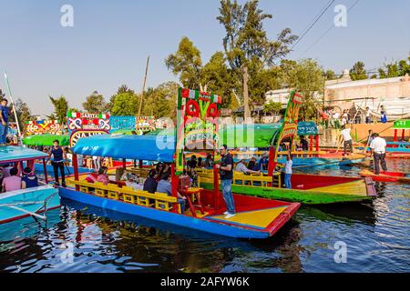 Messico Distretto federale di Città del Messico Xochimilco canali lagunari con imbarcazioni tipiche Foto Stock