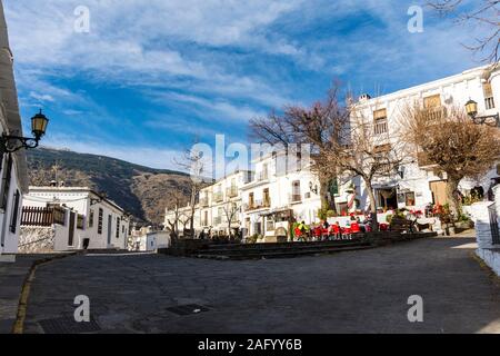Capileira, La Alpujarra, Alpujarras, regione di Granada, Andalusia, Spagna. La piazza del paese in inverno il sole. Foto Stock