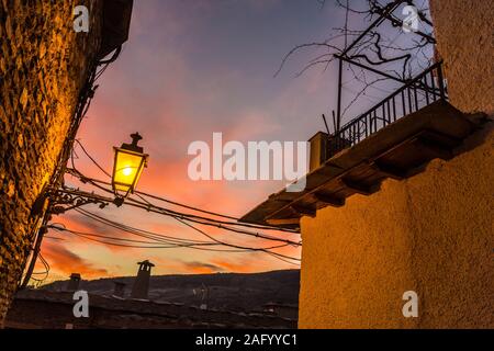 Capileira, La Alpujarra, Alpujarras, regione di Granada, Andalusia, Spagna. Tramonto su stradine del villaggio. Foto Stock