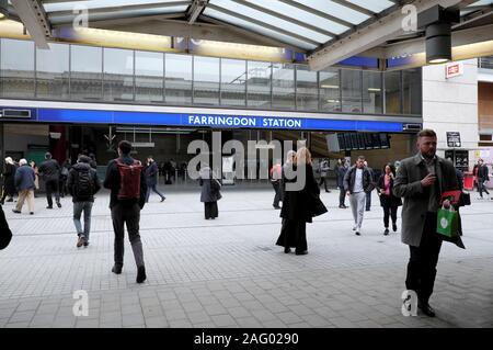 Stazione di Farringdon segno e persone pendolari i passeggeri a piedi al di fuori della stazione ferroviaria e della metropolitana stazione di Londra Inghilterra REGNO UNITO KATHY DEWITT Foto Stock