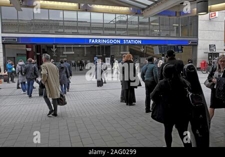 Stazione di Farringdon segno e persone pendolari i passeggeri a piedi al di fuori della stazione ferroviaria e della metropolitana stazione di Londra Inghilterra REGNO UNITO KATHY DEWITT Foto Stock