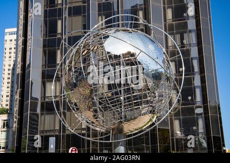 La scultura del globo a Columbus Circle a New York City , Stati Uniti . Novembre ,2019. Foto Stock