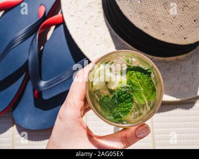 Bellissimo il vetro con il mojito rinfrescante e cubetti di ghiaccio Foto Stock