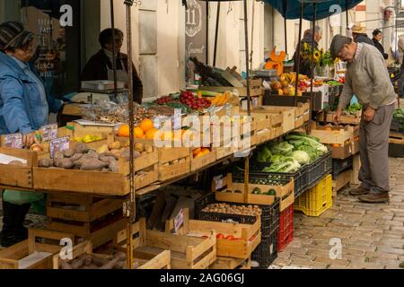 Loulé, Portogallo. Il mercato della frutta a Loulé, Portogallo, con una vasta selezione di frutta e verdura in vendita. Foto Stock