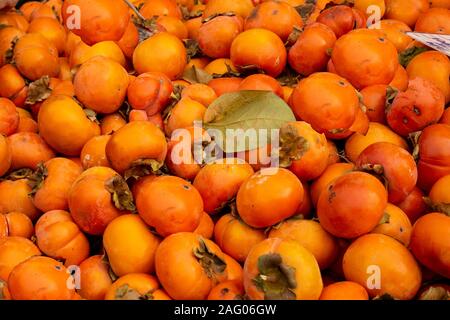 Loulé, Portogallo. Frutta di persimmon in vendita presso il mercato ortofrutticolo di Loulé, Portogallo. Foto Stock