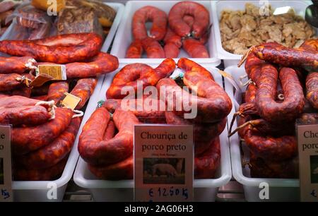 Chorizo, Loulé, Portogallo. Vari tipi di chorizo in vendita nella sala mercato di Loulé, Portogallo Foto Stock