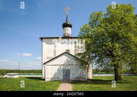 Antica russa di pietra bianca chiesa di Boris e Gleb costruito nel 1152 nel villaggio di Kideksha, vicino alla città di Suzdal. Anello d'oro della Russia Foto Stock