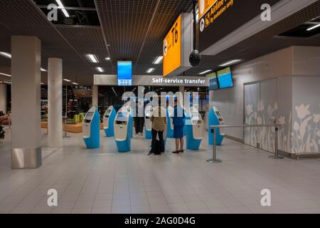 Controllare in macchina all'aeroporto di Schiphol dietro le porte dei Paesi Bassi 2019 Foto Stock