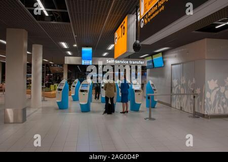 Controllare in macchina all'aeroporto di Schiphol dietro le porte dei Paesi Bassi 2019 Foto Stock