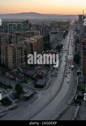 Tramonto a Pristina. Vista dalla cattedrale nel centro della città Foto Stock