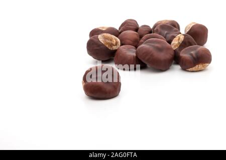 Un gruppo di castagne secche che assomigliano a cuori su sfondo bianco Foto Stock