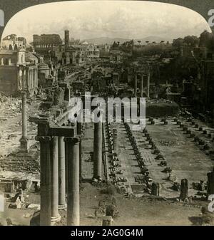 " Il Foro Romano, a sud-est dal Capitol, Roma, Italia", c1909. Plaza circondato da resti di antichi importanti edifici governativi nel centro della città di Roma. Per essere visualizzati su un Sun stereoscopio scultura realizzata da Underwood &AMP; Underwood. [Rose Stereografia Company, Melbourne, Sydney, Wellington &AMP; Londra, c1909] Foto Stock