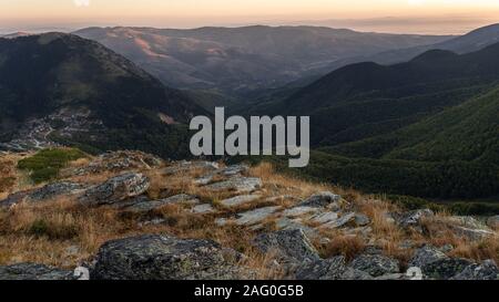 In Autunno le montagne in Kosovo. Early sunrise Foto Stock
