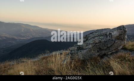 In Autunno le montagne in Kosovo. Early sunrise Foto Stock