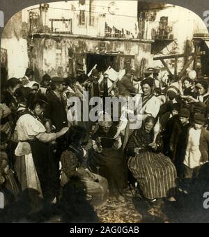 'L'Lazzaroni, come vivono per le strade di Napoli, Italia', C1909. La Lazzaroni di Napoli erano i più poveri di classe inferiore. Per essere visualizzati su un Sun stereoscopio scultura realizzata da Underwood &AMP; Underwood. [Rose Stereografia Company, Melbourne, Sydney, Wellington &AMP; Londra, c1909] Foto Stock
