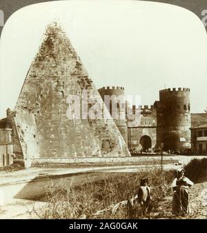 'Gate di San Paolo e Piramide di Caio Cestio, (N.E.), Roma, Italia", c1909. La Piramide Cestia a Roma vicino il 3rd-secolo Mura Aureliane di Porta San Paolo fu costruito come una tomba per il magistrato Gaio Cestio c12 BC. Per essere visualizzati su un Sun stereoscopio scultura realizzata da Underwood &AMP; Underwood. [Rose Stereografia Company, Melbourne, Sydney, Wellington &AMP; Londra, c1909] Foto Stock