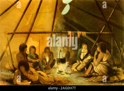 'Interno di un Cree tenda indiana", 1820, (1946). I popoli indigeni attorno a un fuoco in Canada settentrionale, rappresentato da un membro di John Franklin's Coppermine spedizione di 1819-1822. La carne viene affumicato con il fuoco di cottura. Illustrazione da "narrativa di un viaggio verso le coste del Mare polare" di Franklin. Pubblicato in "British esploratori polari", dall ammiraglio sir Edward Evans. [Collins, London, 1946] Foto Stock