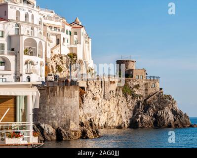 Amalfi, splendido borgo e stazione balneare capoluogo della omonima Costiera Amalfitana, dietro il golfo di Napoli e vicino a Positano, Sorrento, Pompei Foto Stock