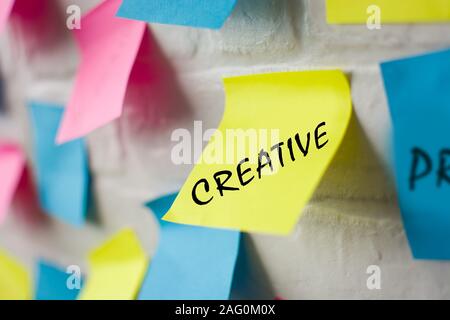 Business plan realizzato con note colorate sul muro bianco Foto Stock