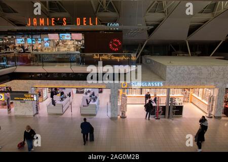 Shopping Mall dietro i cancelli dell'aeroporto di Schiphol nei Paesi Bassi 2019 Foto Stock