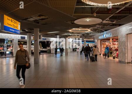 Shopping Mall dietro i cancelli dell'aeroporto di Schiphol nei Paesi Bassi 2019 Foto Stock