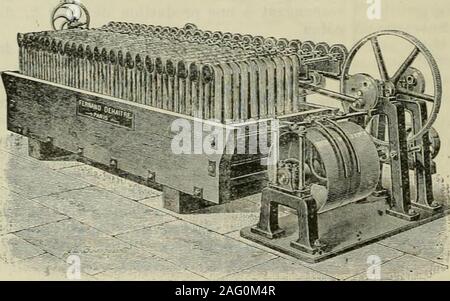 . Revue générale des mati'ere colorantes et des industries qui s'y rattachent. - Barca de teinture. semiscafi à teindre. Ci-congiunta dell ONU modèle générale-mento adopté, construit par la maison FernandDehaitre. Cette machine à teindre les écheveaux se dis-lingue par une simplicité dorganes et une. Fig. Λs. - .Machine à teindre les écheveaux, costruzione Dehaitre combinaison de movimenti qui en font unoutil essentiellement pratique et dun prix à laportée de tous les teinturiers. La macchina telle que figurée ci-contre estconstruite pour une mise de 30 k. colon à lafois. Elle comprend 25 guindres receva Foto Stock