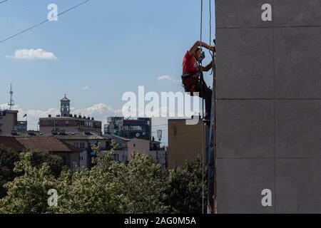 Lavaggio uomo windows collegato alla fune Foto Stock