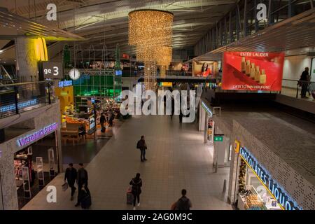 Shopping Mall dietro i cancelli dell'aeroporto di Schiphol nei Paesi Bassi 2019 Foto Stock