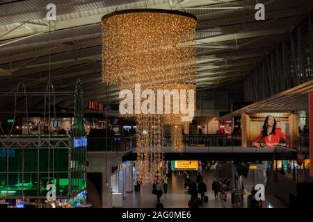 Shopping Mall dietro i cancelli dell'aeroporto di Schiphol nei Paesi Bassi 2019 Foto Stock