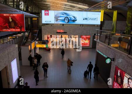 Shopping Mall dietro i cancelli dell'aeroporto di Schiphol nei Paesi Bassi 2019 Foto Stock