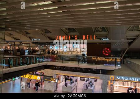 Shopping Mall dietro i cancelli dell'aeroporto di Schiphol nei Paesi Bassi 2019 Foto Stock