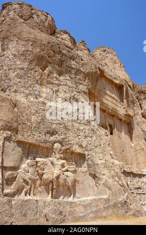 Il trionfo di Shapur i (241-272 d.C.) sugli imperatori romani Valeriano e Filippo Araba. A destra, la tomba di Dario i (550–486 a.C.). Naqsh-e Ro Foto Stock