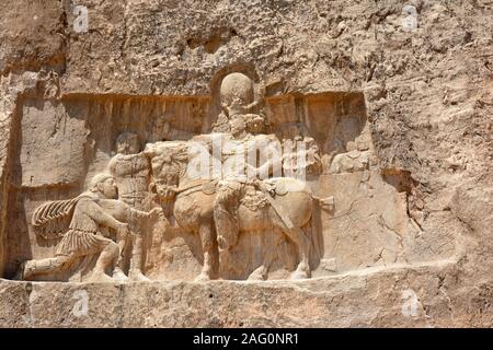 Il trionfo dell'imperatore Shapur i sugli imperatori romani Valeriano e Filippo l'arabo. Naqsh-E-Rostam, Iran Foto Stock