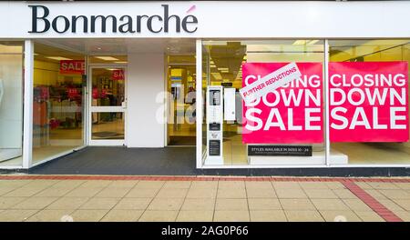 Chiusura bando di vendita nella vetrina del negozio Bonmarche nella città shopping center a Corby, Northamptonshire, Inghilterra, dicembre 2019. Foto Stock