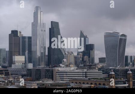 Città di Londra, Regno Unito. 17 novembre 2019. Grigio nuvole sopra il distretto finanziario di grattacieli in Square Mile. Da sinistra a destra: Tower 42 (ex NatWest Torre); 100 Bishopsgate; 22 Bishopsgate; 122 Leadenhall Street (l'Cheesegrater); 52 Lime Street (il bisturi); 20 Fenchurch Street (l'edificio Walkie-Talkie). Credito: Malcolm Park/Alamy. Foto Stock