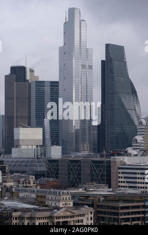 Città di Londra, Regno Unito. 17 novembre 2019. Grigio nuvole sopra il distretto finanziario di grattacieli in Square Mile. Da sinistra a destra: Tower 42 (ex NatWest Torre); 100 Bishopsgate; 22 Bishopsgate; 122 Leadenhall Street (l'Cheesegrater). Credito: Malcolm Park/Alamy. Foto Stock