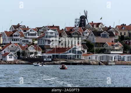 Skyline di Fiskebackskil, un piccolo ex villaggio di pescatori sulla riva del fiordo Gullmarn in Lysekil Comune di Vastra Gotaland County in w Foto Stock