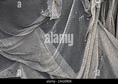 Vecchia rete da pesca si blocca sulla parete Foto Stock