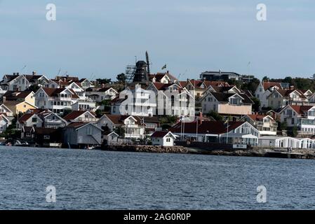 Skyline di Fiskebackskil, un piccolo ex villaggio di pescatori sulla riva del fiordo Gullmarn in Lysekil Comune di Vastra Gotaland County in w Foto Stock