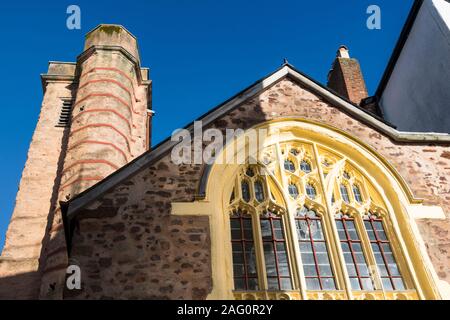 Dettaglio della torre, finestra Occidentale e la struttura superiore della chiesa di San Martino, Cattedrale vicino, Exeter, Devon. Foto Stock