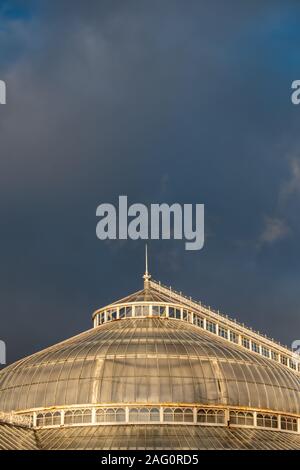 Glasgow, Scotland, Regno Unito. 17 dicembre, 2019. Regno Unito Meteo. I tetti del Palazzo del Popolo e giardini invernali. Credito: Berretto Alamy/Live News Foto Stock