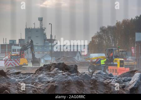Regno Unito sito di costruzione su un freddo, misty, frosty, inverno mattina di dicembre. British cantiere con persone che lavorano. Foto Stock