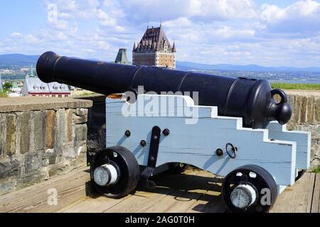 Un cannone a Cittadella (Citadelle) con una vista in lontananza Il Fairmont Le Château Frontenac Vecchia Quebec, Canada Foto Stock