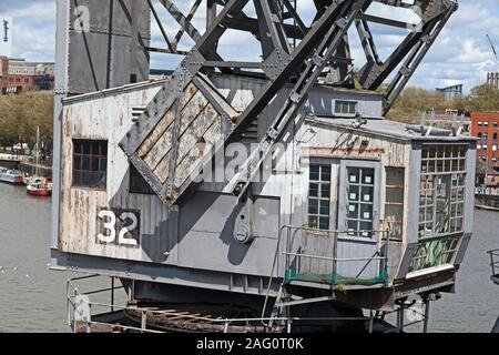 La cabina di un Stothert conservati e Pitt ten-ton gru portuali al di fuori della M Museo capannone a Bristol, Regno Unito. Foto Stock