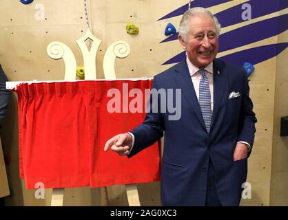 Il Principe di Galles fa un discorso come egli svela una targa a ricordo della sua visita all'apertura del Prince's Trust della carità è di nuovo a sud del centro di Londra a Southwark. Foto Stock