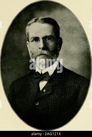 . La storia di Beaver County, Pennsylvania e la sua celebrazione del centenario,. ated con lui in molti modi. Sia inserito il Forty-quinto Congresso e rappresentati i distretti contigui-PresidentMcKinley nell est Ohio, e il sig. Shallenberger in westernPennsylvania. Gli interessi dei loro elettori erano così quasi identico,e le proprie opinioni sulle politiche e questioni sociali in modo muchalike, che divennero amici caldo ed era a causa di questo thatPresident McKinley ha conferito questo appuntamento su di lui. Thebureau oltre che il sig. Shallenberger presiede ha jurisdictionover tutti i trasporti di mail, e Foto Stock