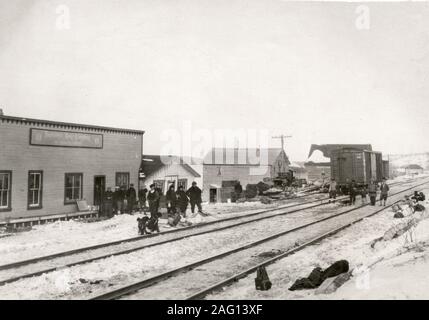 Nei primi anni del XX secolo vintage premere fotografia - Hudson's Bay Company ufficio postale e stazione ferroviaria Hudson, Lago perduto, Canada. Questo è stato il punto di partenza per i cercatori l'impostazione off per cercare oro nella Red Lake Gold Rush del 1920s. Foto Stock