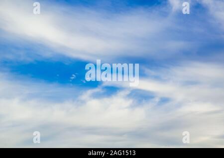 Bella feathery nuvole nel cielo azzurro. Sfondo Foto Stock